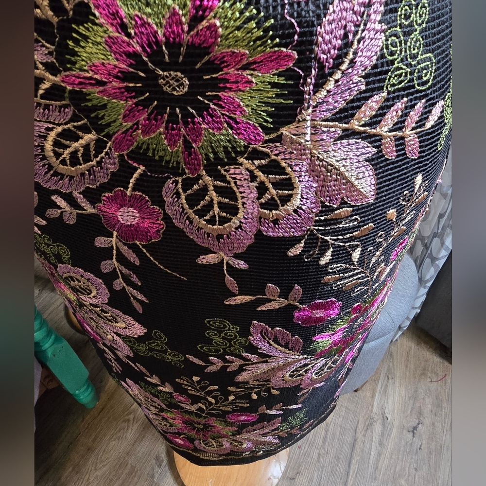 Tahari Floral Embroidered Pencil Skirt - Picture 4 of 7